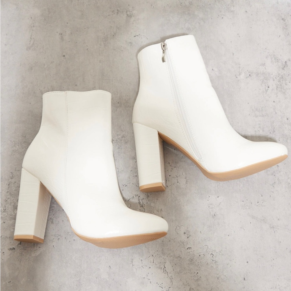 LIKE NEW! White croc heeled bootie size 7